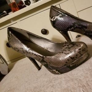 Gray/blue snakeskin print high heels